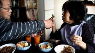 치매 환자를 돌보는 일본인 남성