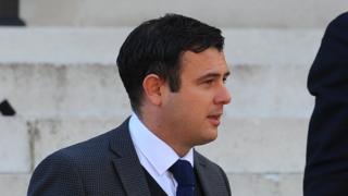 Cafodd Frazer-Mann ddedfryd o bedwar mis o garchar wedi ei ohirio am 12 mis.