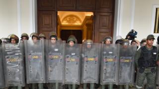 Guadias Nacionales ante la puerta de la Asamblea