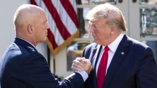 ABD Başkanı Trump ve Uzay Kuvvetleri Komutanı olarak atadığı General Raymond Beyaz Saray'da düzenlenen toplantıda kameralara böyle yansıdı.