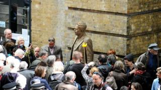 Большая толпа на открытии статуи сэра Найджела Гресли на Кингс-Кросс