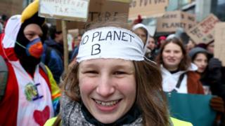 Студенты требуют неотложных мер по борьбе с изменением климата во время демонстрации в центре Брюсселя, Бельгия, 31 января 2019 года