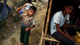 Boqolaal qof oo qowmiyadda Rohingya ah ayaa ka soo qaxay Myanmar.