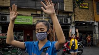 Katholische Anhänger beten vor der geschlossenen Kirche in Manila, Philippinen - 10. April