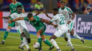 L'Algérien Youcef Belaïli et le Sénégalais Moussa Wagué se disputent le ballon.