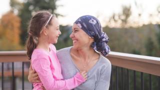 Mujer y niña.