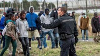 Quelque 9 000 migrants vivent à Calais.