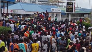 Maelfu na maelfu ya mashabiki walimiminika katika uwanja wa ndege wa kimataifa wa Abeid Aman Karume kuwapongeza mashujaa wao waliotetemesha miamba katika mashindano hayo