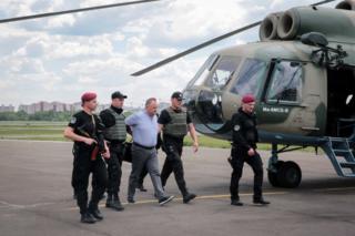 Экс-налоговиков из разных областей показательно доставляли в Киев на вертолетах