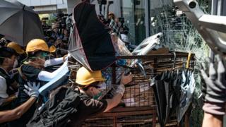В обід група протестувальників розбила скляні двері будівлі за допомогою металевого візка