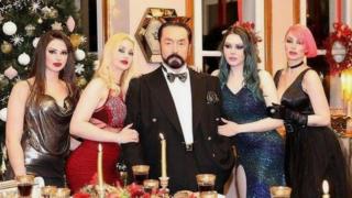 Adnan Oktar ve kedicikler