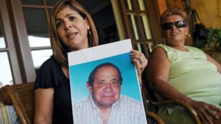 Mitzila Donado muestra una imagen de su padre, Jaime Donado, que murió en agosto de 2006 a causa de la ingesta del jarabe.