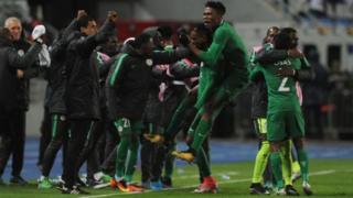 Awọn ọmọ ẹgbẹ agbabọọlu Super Eagles n yọ