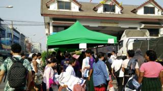 မဲဆောက် - မြဝတီ နယ်စပ်ဂိတ်မှာ ပြန်လာကြဖို့ စောင့်ဆိုင်းနေကြတဲ့ မြန်မာအလုပ်သမားတချို့