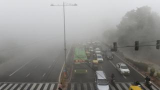 ঘন ধোঁয়ার আস্তরণে ঢেকে রয়েছে ভারতের রাজধানী দিল্লি