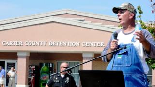Joe Davis speaks to supporters of his wife Kim