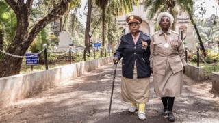 ሃርበኛታት ኢትዮጵያ ኣብ ኣዲስ ኣበባ ንዝተፈፀመ ጅምላዊ ቅትለት እንትዝክሩ፡ ክልተ ደቀኣንስትዮ ሃርበኛታት ዝተስኣልኦ ስእሊ። ኣብ 19 ለካቲት 1937 ብውሑድ 20,000 ኢትዮጵያውያን ብሰራዊት ወራሪ ጥልያን ተቐቲሎም።