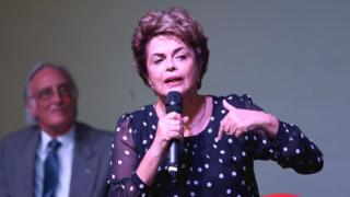 A presidente afastada Dilma Rousseff no lançamento do livro A Resistência ao Golpe de 2016, na UnB. A obra coletiva reúne textos sobre o processo de impeachment
