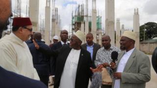 Rais wa Jamhuri ya Muungano wa Tanzania Dkt. John Pombe Magufuli akiwa na Mfuti wa Tanzania Sheikh Aboubakary Zubeiry Ally na Balozi wa Mororcco nchini Tanzania Abdellah Benyryane baada ya kukagua maendeleo ya ujenzi wa msikiti mkuu wa Baraza Kuu la Waisalmu Tanzania (BAKWATA) unaojengwa kwa ufadhili wa Mfalme Mohamed wa Sita wa Morocco Kinondoni jijini Dar es Salaam