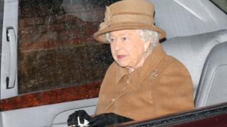 Королева оставляет церковную службу в Сандрингеме