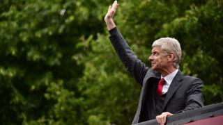 Arsène Wenger, du haut d'un bus, en 2015, à l'occasion d'une parade suite à leur victoire en coupe d'Angleterre