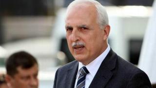 Hüseyin Avni Mutlu gazetecilere konuşuyor.
