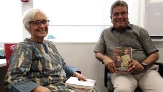 बीबीसी दफ़्तर में रेहान फ़जल के साथ रौक्शना स्वामी