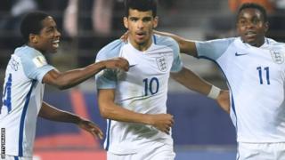 Umukunyi mushasha wa Liverpool Dominic Solanke (hagati) n'uwa Everton Ademola Lookman (i buryo) bari mu binjirije Ubwongereza