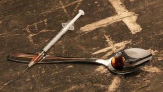 nodweydd heroin a llwy