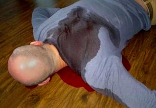 Arkady Babchenko sobre un charco de sangre