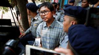 ရိုက်တာသတင်းထောက်တွေကို ရုံးထုတ်လာစဉ်