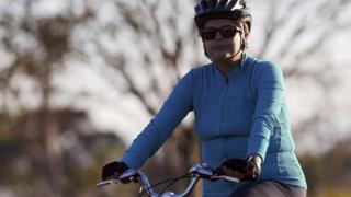 Dilma Rousseff anda de bicicleta em Brasília
