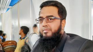 মেলায় আসা চাকরি প্রার্থী মনজার হোসেন।