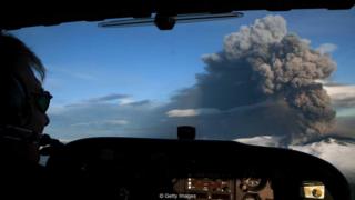 Sebuah pesawat ringan terbang dekat Eyjafjallajökull pada letusan tahun 2010 yang menyebabkan gangguan perjalanan udara tertinggi sejak Perang Dunia Kedua