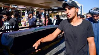 عراقيون يشيعون جثمان أحد الضحايا في مدينة النجف وسط العراق.