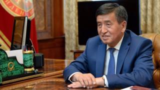 Премьер-министр Сооронбай Жээнбеков президенттик шайлоого байланыштуу отставкага кетти