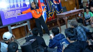 Kepala Pusat Data Informasi dan Humas BNPB Sutopo Purwo Nugroho (tengah) memberikan pemaparan mengenai dampak gempa bumi dan tsunami di kota Donggala dan Palu, Sulawesi Tengah saat konferensi pers di Graha Badan Nasional Penanggulangan Bencana (BNPB), Jakarta, Sabtu (29/09).