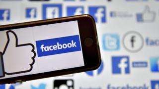 Móvil con el logo de Facebook