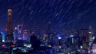 Imagem mostra chuva de meteoros em área cheia de edifícios