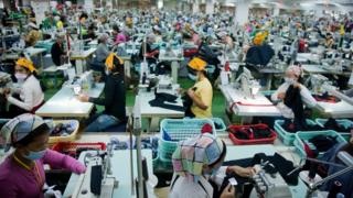 Рабочие на камбоджийской текстильной фабрике