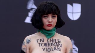Mon Laferte protesta com os seios à mostra na passagem pelo tapete vermelho do Grammy Latino