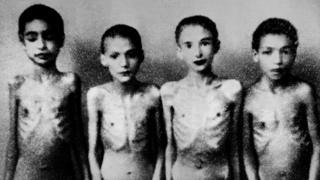 Затворена деца у Аушвицу - фотографисана по наређењу Јозефа Менгелеа, који је вршио експерименте над децом и близанцима