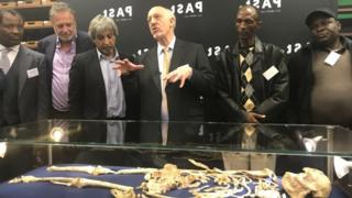 Le professeur Ron Clarke, au centre, dévoile le fossile de Little Foot à l'université de Witwatersrand de Johannesburg.
