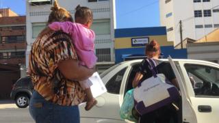 Mulher detida em Pinheiros entra em carro