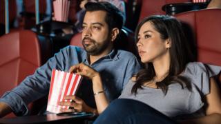 Una pareja en una sala de cine
