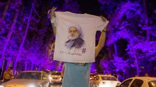 جشن هواداران روحانی شب گذشته در خیابان ولی عصر تهران
