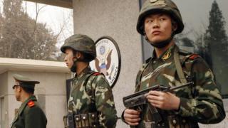 Трое вооруженных китайских полицейских охраняют посольство США в Пекине