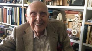 Church war hero 'the Tartan Pimpernel' honoured in France - BBC News