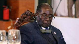 Zimbabwe President Robert Mugabe (R) attending a State Dinner for the Africa-France Summit with the Rwandan president in Bamako on January 13, 2017.