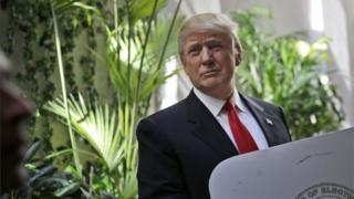 マンハッタンで予備選に投票したトランプ氏(19日)